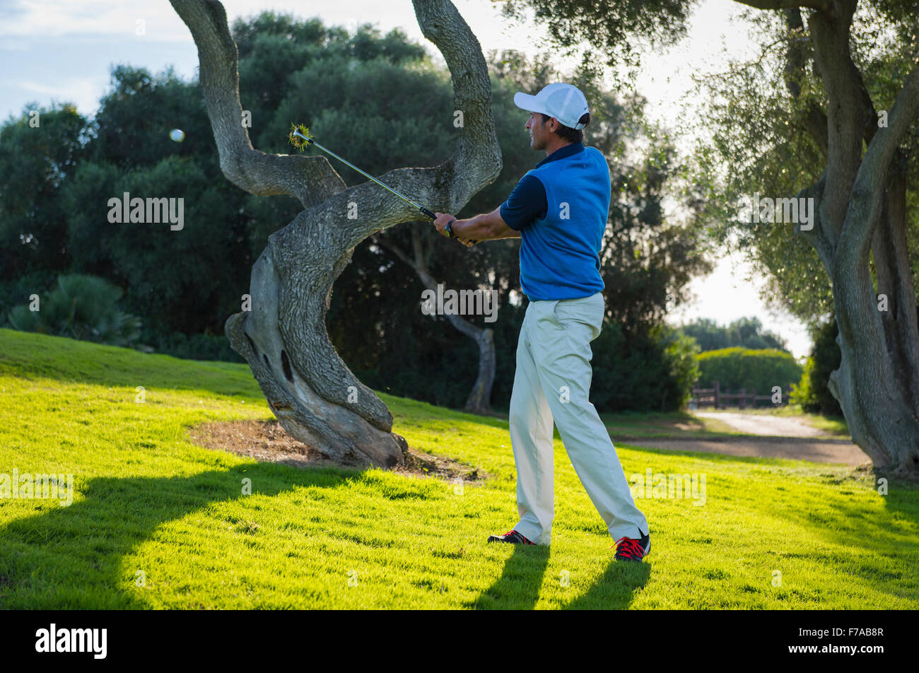 L'uomo giocando a golf. Montenmedio Golf. Cadice, Andalusia, Spagna meridionale. Foto Stock