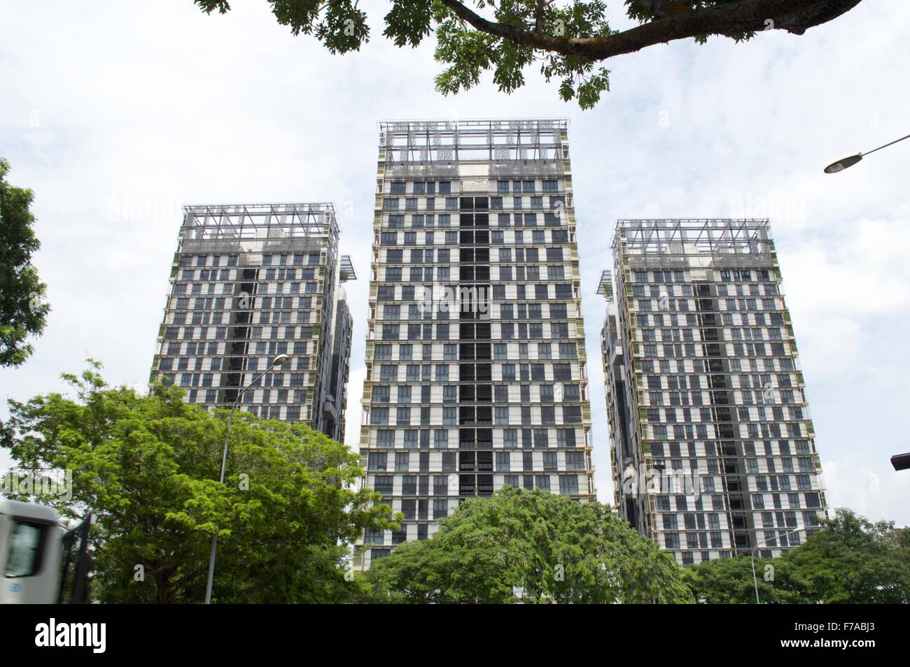 Torre tripla con coperchio verde costruire usando la moderna tecnologia di architetto in Singapore, Stati Uniti, India Foto Stock