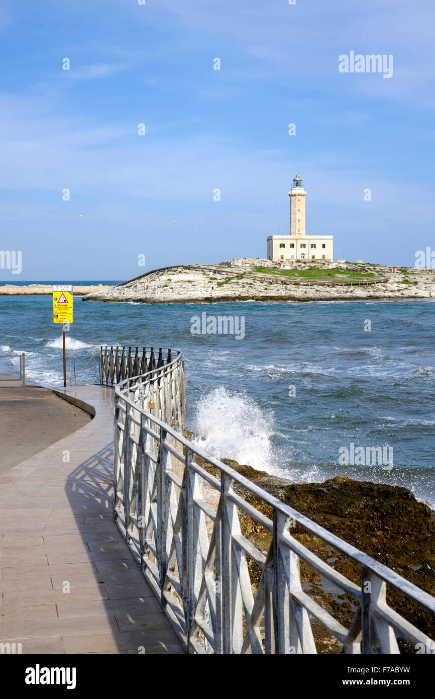 Faro sull'isolotto di Santa Eufemia, Vieste e Gargano in Puglia, Italia Foto Stock