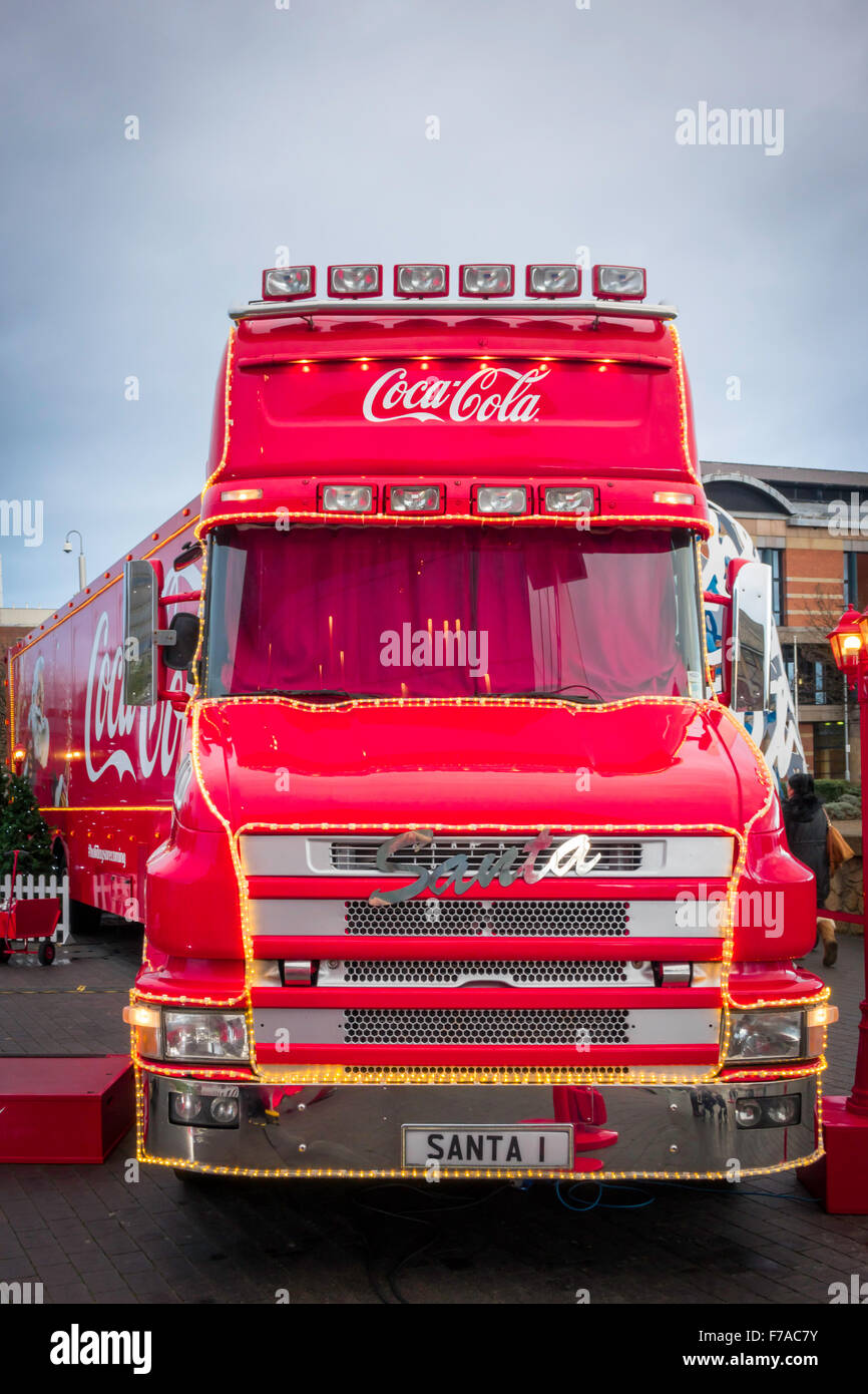 Middlesbrough, Regno Unito. Novembre 27 2015 3:00 pm Middlesbrough Cleveland UK. La Coca Cola grosso camion sulla sua annuale di Natale tour promozionale attorno al paese visite Middlesbrough, dove la famiglia e gli amici possono scattare foto con il carrello e l'esperienza di un inverno nevoso wonderland impostazione mentre godendo una scelta di Coca Cola drink prodotti Credito: Pietro Giordano NE/Alamy Live News Foto Stock