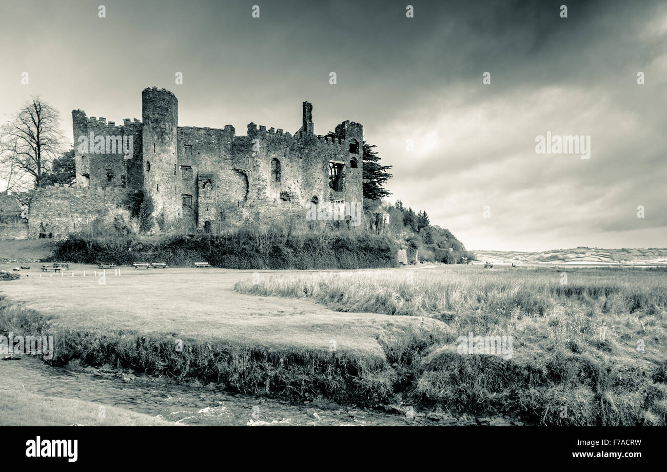 Laugharne castello situato sulla Taf estuary, Laugharne, Carmarthenshire, nel Galles del Sud. Regno Unito. Nota. Altered digitalmente: laureato f Foto Stock
