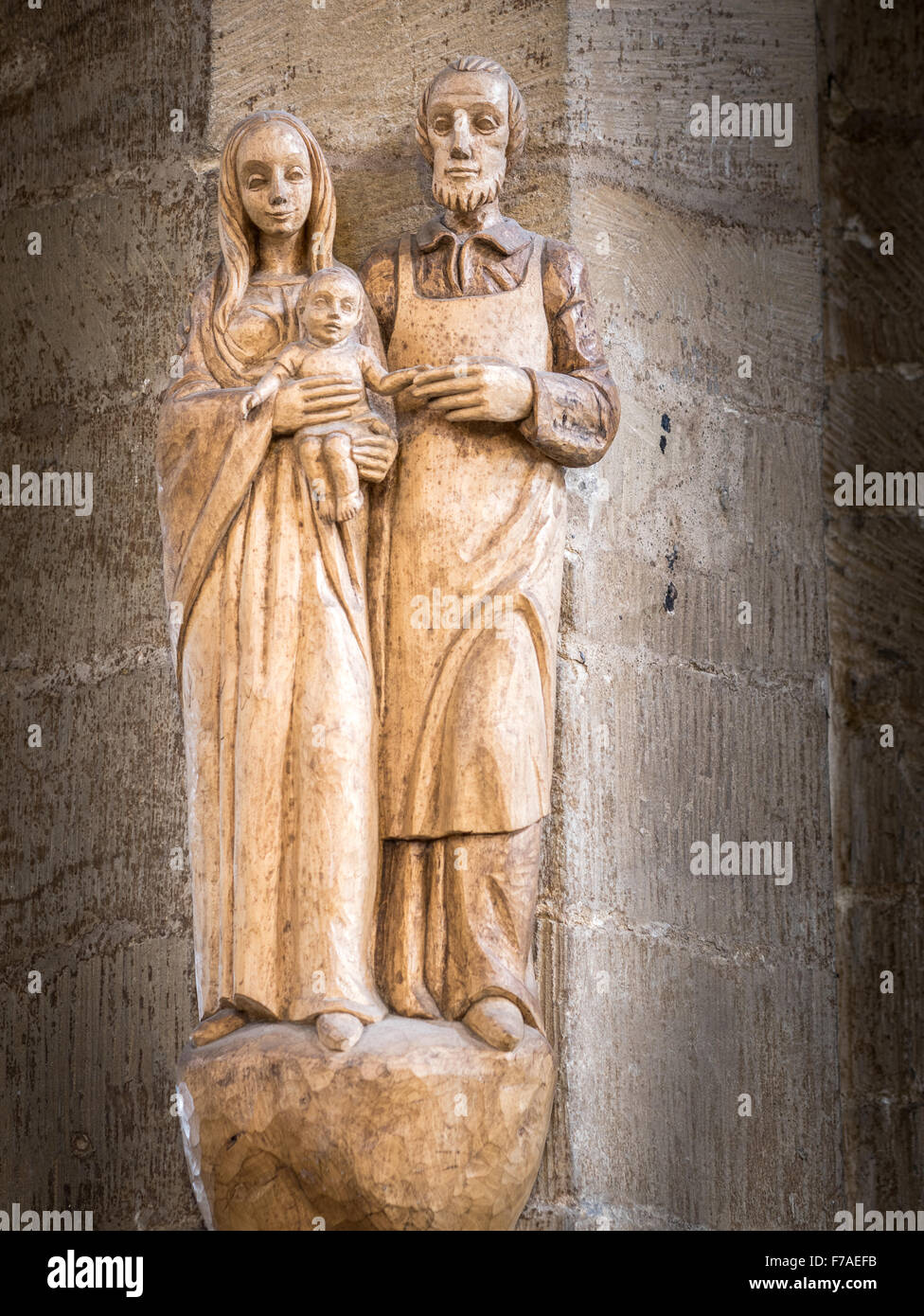 Scultura in legno della famiglia di Gesù, Maria e Giuseppe presso la chiesa medievale di Santa Maria Vergine. Foto Stock