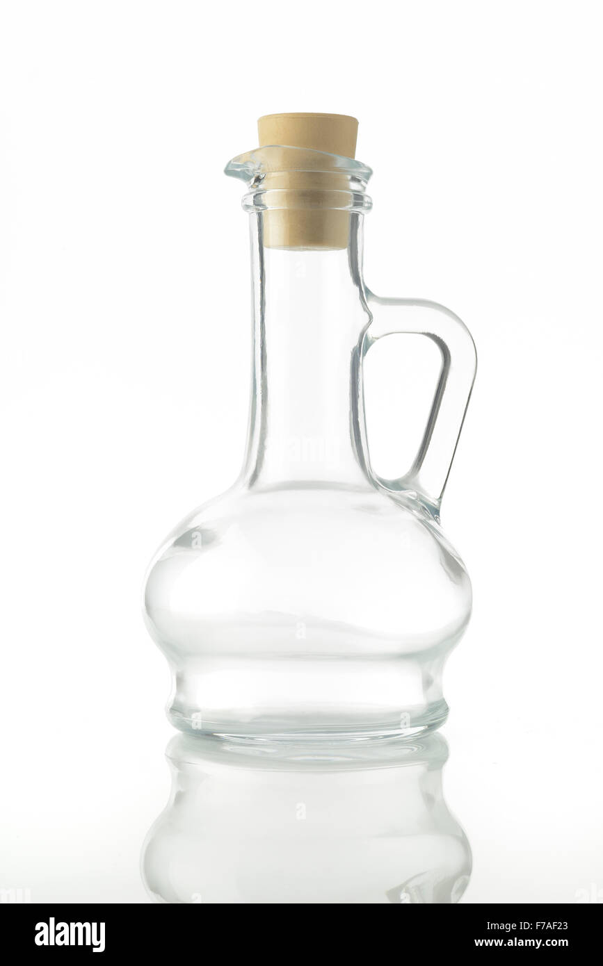 Il vetro della bottiglia di olio su sfondo bianco Shot in Studio. Foto Stock