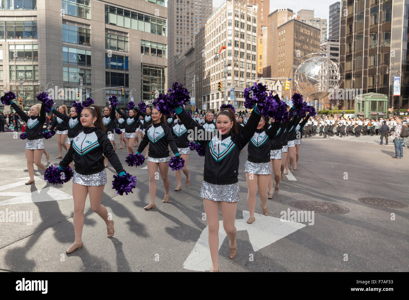 New York, NY, Stati Uniti d'America - 26 Novembre 2015: atmosfera all'ottantanovesimo Macy annuale per il giorno del Ringraziamento parata del Columbus Circle Foto Stock