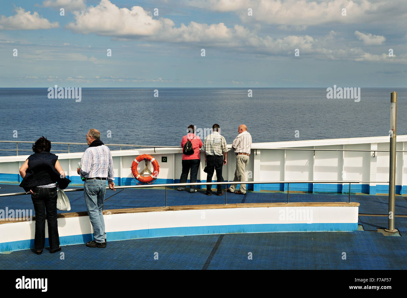 I passeggeri di parlare sul ponte di una barca di traghetto tra Genova e Palermo, mare Mediterraneo Foto Stock