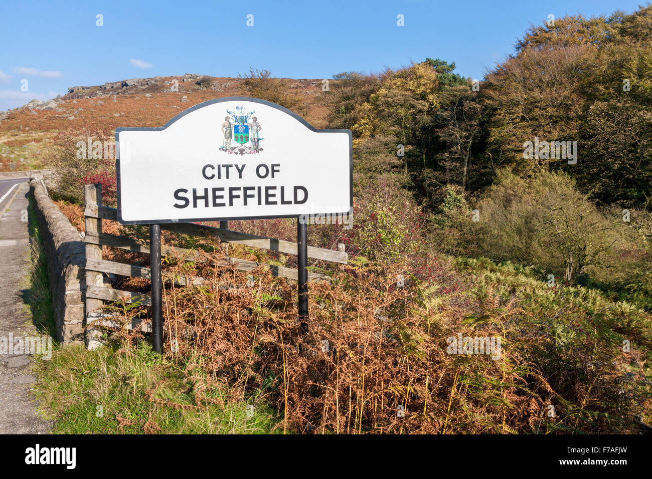 Cartello stradale sulla mostra i limiti della città di Sheffield, nello Yorkshire, Inghilterra, Regno Unito Foto Stock