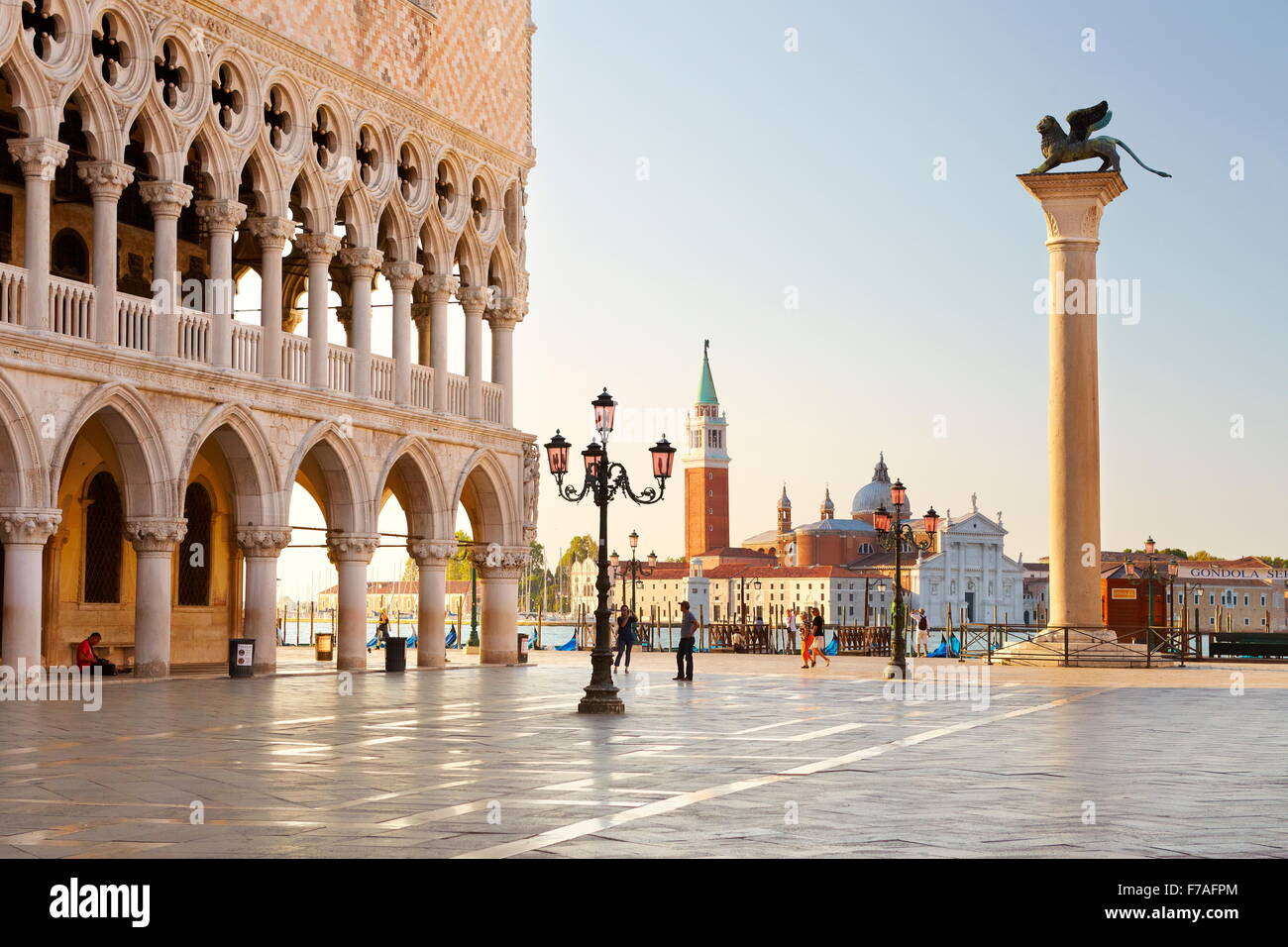 Piazza San Marco e la chiesa di San Giorgio Maggiore, Venezia, Sito Patrimonio Mondiale dell'UNESCO, Veneto, Italia Foto Stock