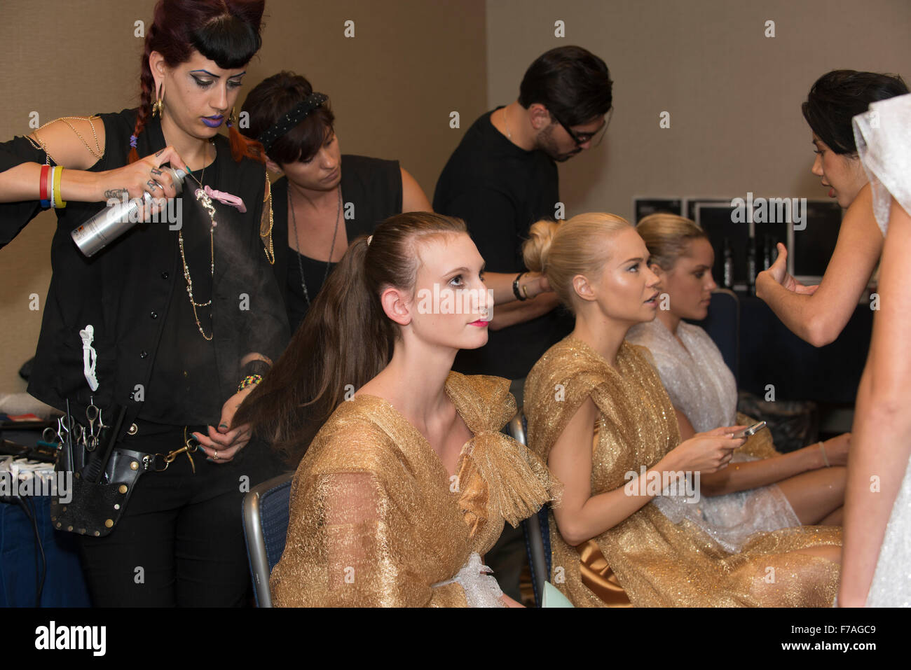 Modelli ottengono il loro stile di capelli, backstage durante la settimana della moda di New York. Foto Stock
