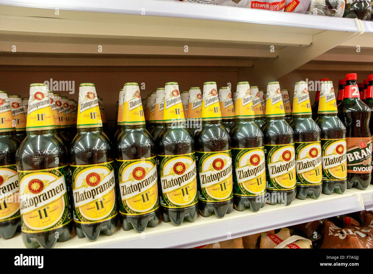 La birra ceca Zlatopramen in bottiglie di plastica in un supermercato Foto  stock - Alamy