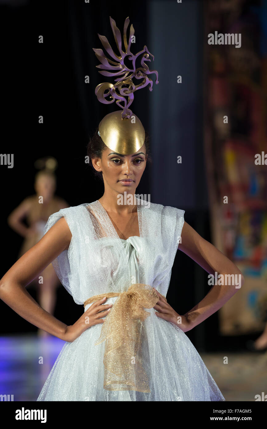 Modello pone in un design da Andres Aquino durante la couture Fashion Week, Autunno 2015 Collezioni, New York Foto Stock