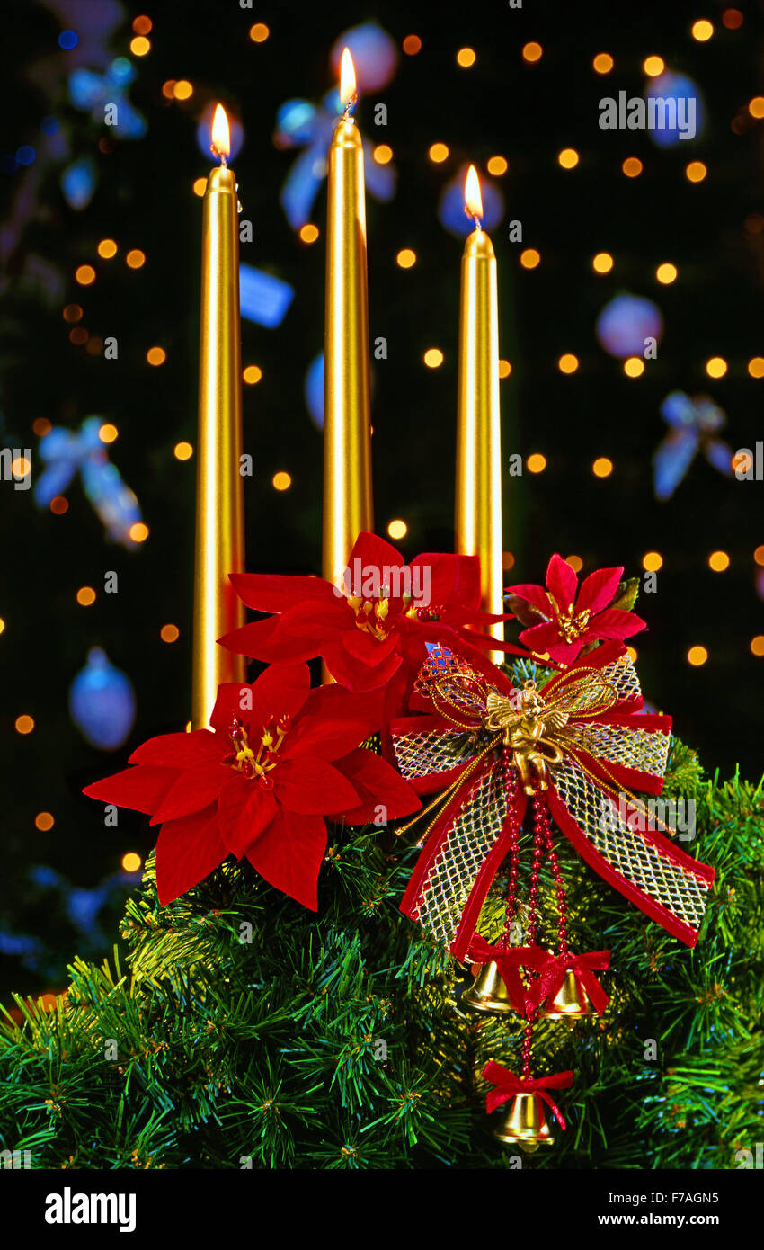 Cristalli decorativi e carciofo fiori su un albero di Natale Foto stock -  Alamy