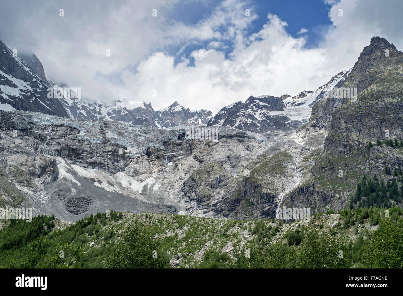 Il ghiacciaio in ritirata nel massiccio del Monte Bianco visto dalla Val Veny valle, Graian Alps, Italia Foto Stock