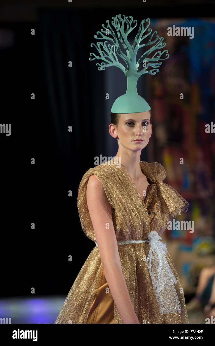 Il modello pone sulla pista nel design da Andres Aquino (USA) durante la couture Fashion Week, Autunno 2015 Collezioni, New York. Foto Stock