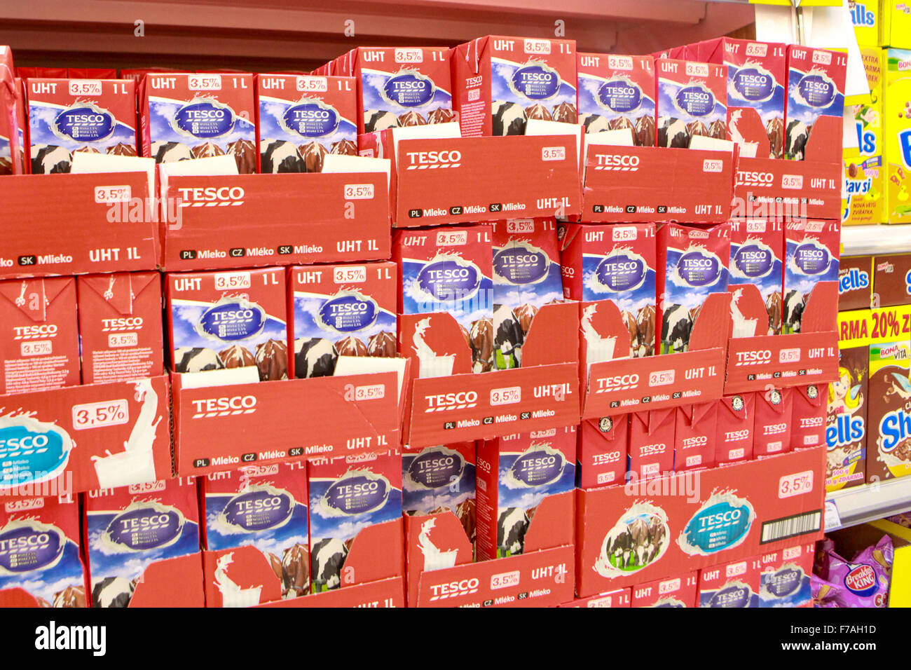 Display del Tesco scatola di latte in un supermercato Foto Stock