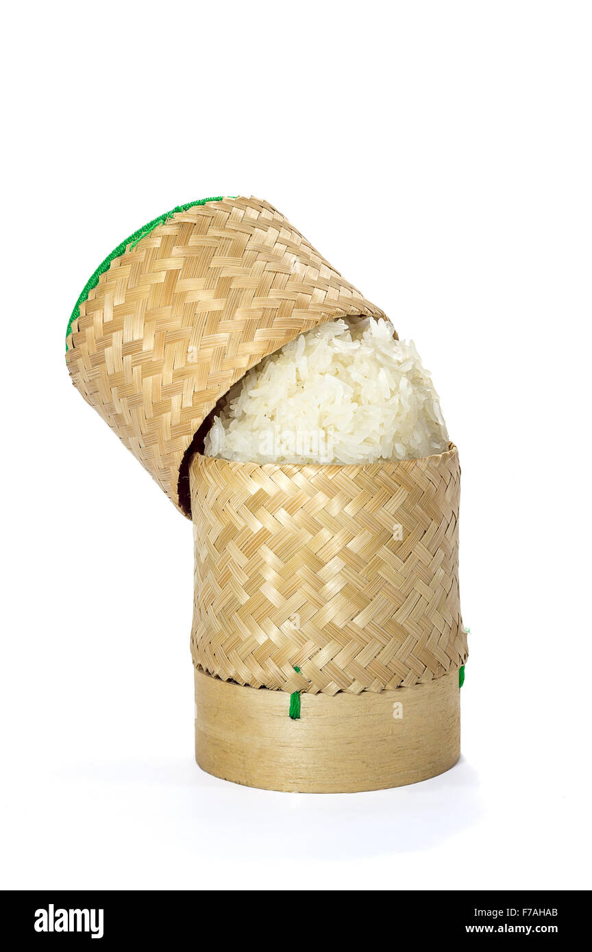 Bambù di vimini di riso appiccicoso tradizione artigianale con sfondo bianco. Foto Stock