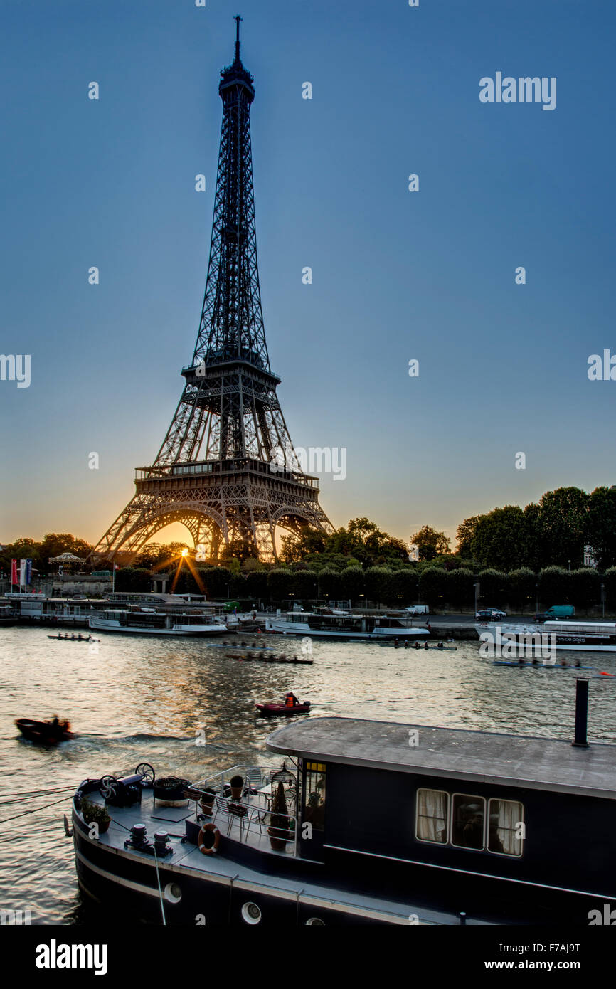 Torre Eiffel Parigi Francia con Sweep equipaggio sul Fiume Senna Foto Stock