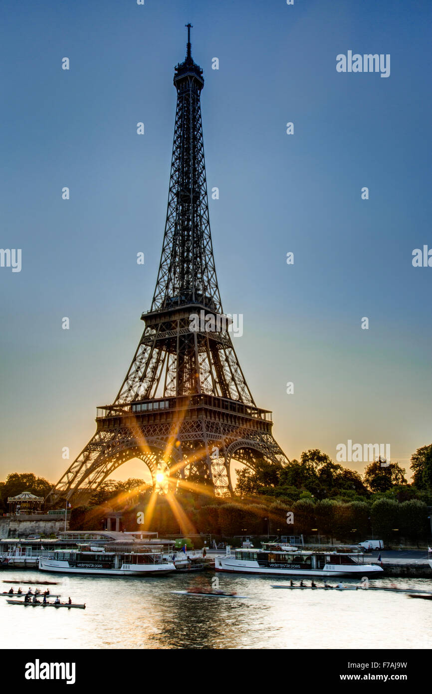 Torre Eiffel Parigi Francia con Sweep equipaggio sul Fiume Senna Foto Stock