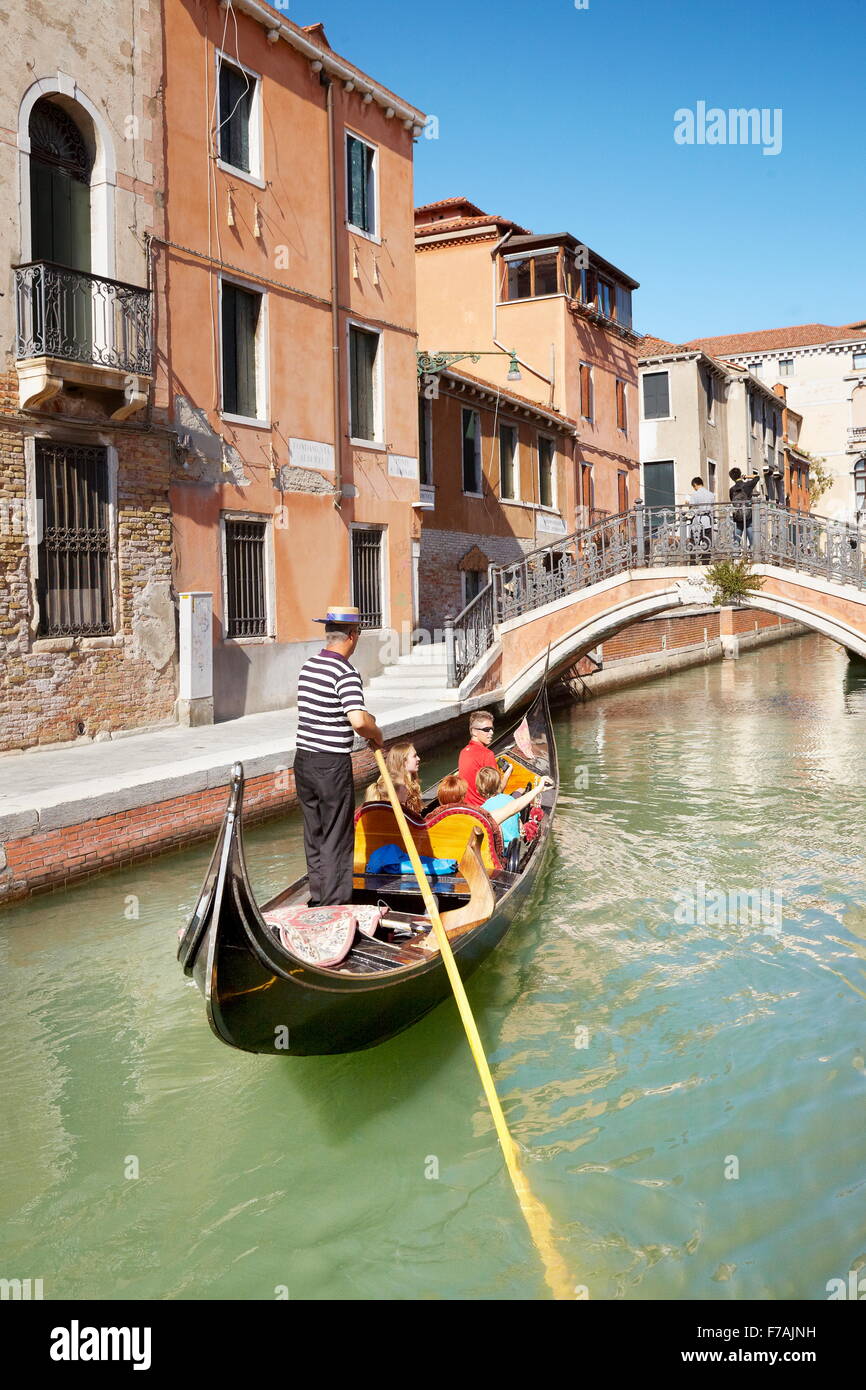Gondola sul Canal Venezia, Veneto, Italia, UNESCO Foto Stock