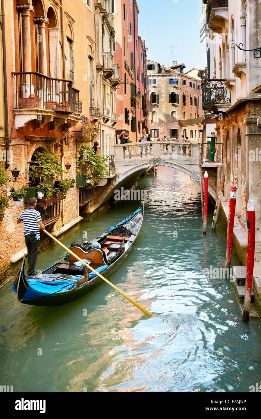 Gondola sul canale veneziano, Venezia, Veneto, Italia, UNESCO Foto Stock