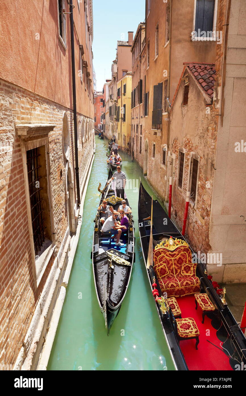 I turisti in gondola esplorare canale veneziano, Venezia, Veneto, Italia, UNESCO Foto Stock