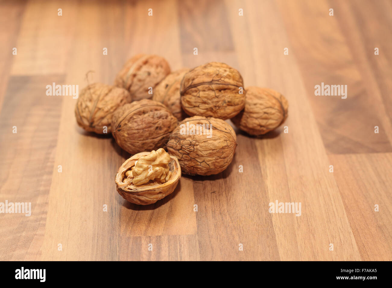 Noci su una tavola di legno (Shallow DOF). Foto Stock