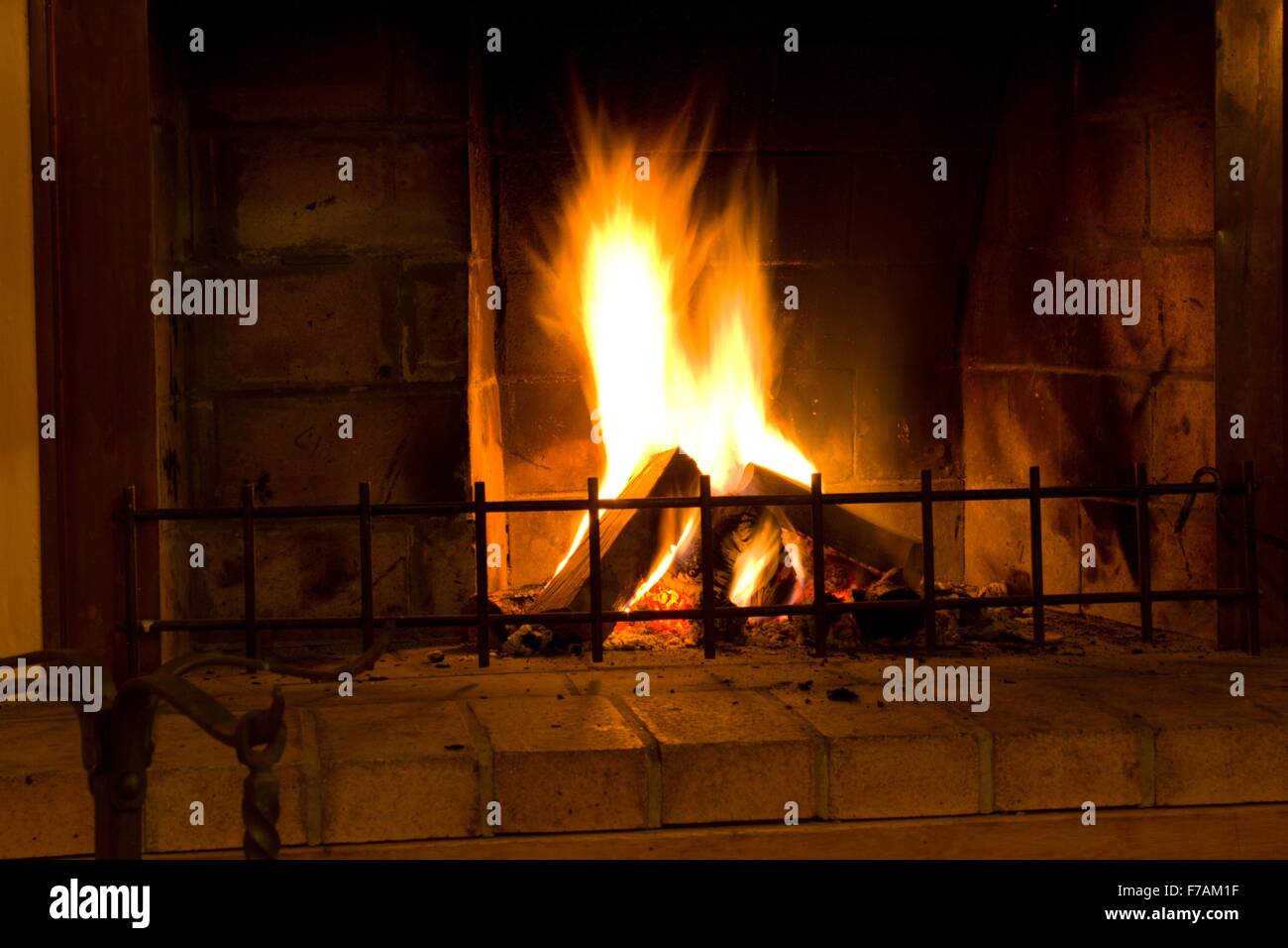 Un fuoco che brucia nel caminetto di casa Foto Stock