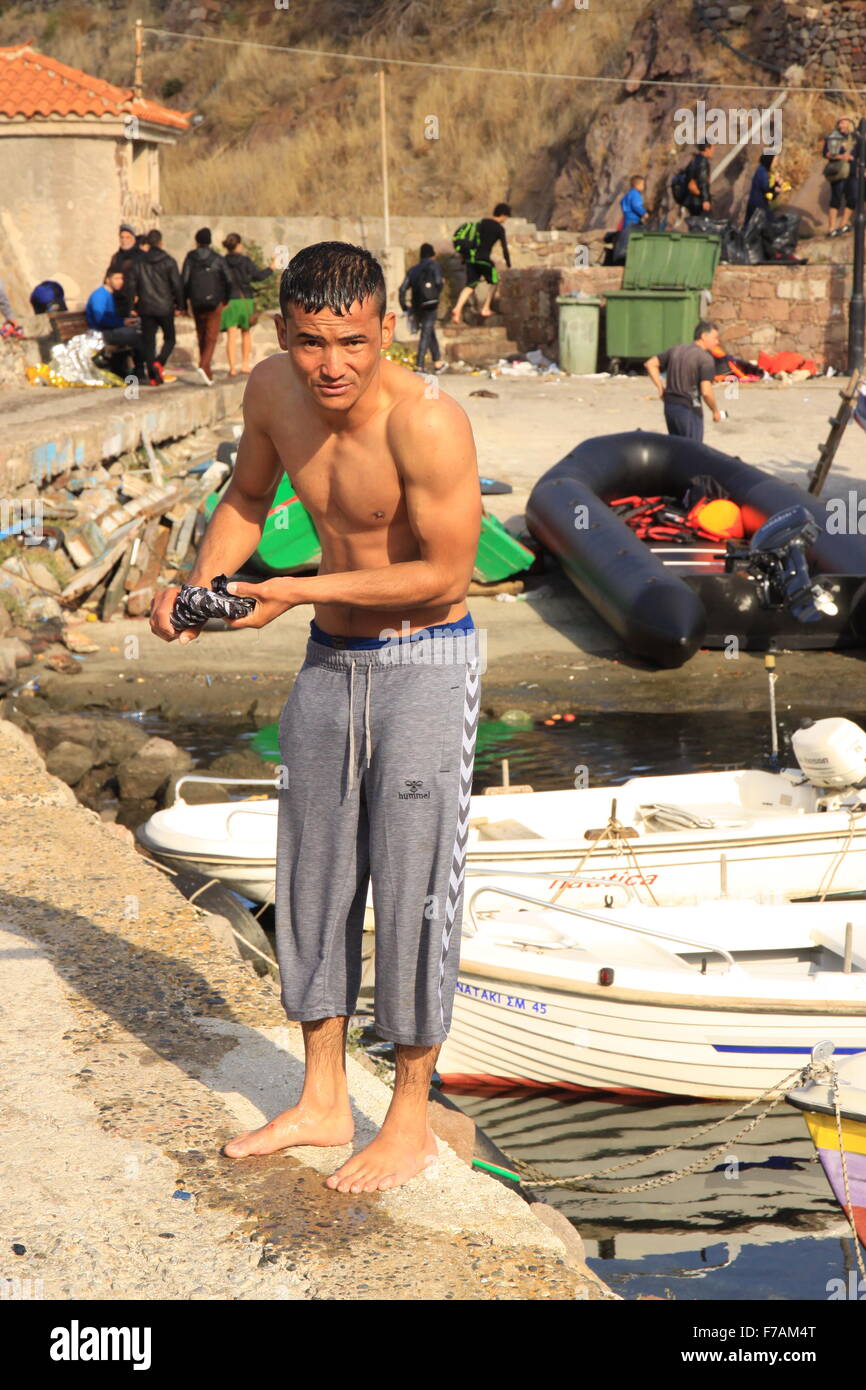 Per i rifugiati di essiccazione di immigrati le vesti dopo l'arrivo in molivos sull'isola di Lesbo Grecia dopo la fuga lacerato dalla guerra Siria da barca gonfiabile Foto Stock