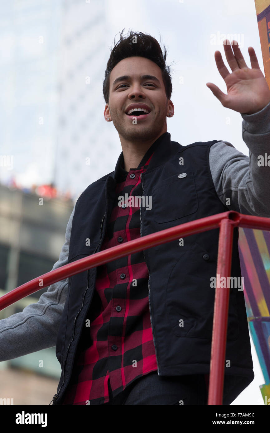 New York, NY, Stati Uniti d'America - 26 Novembre 2015: Prince Royce rides galleggiante all'ottantanovesimo Macy annuale per il giorno del Ringraziamento parata del Columbus Circle Foto Stock