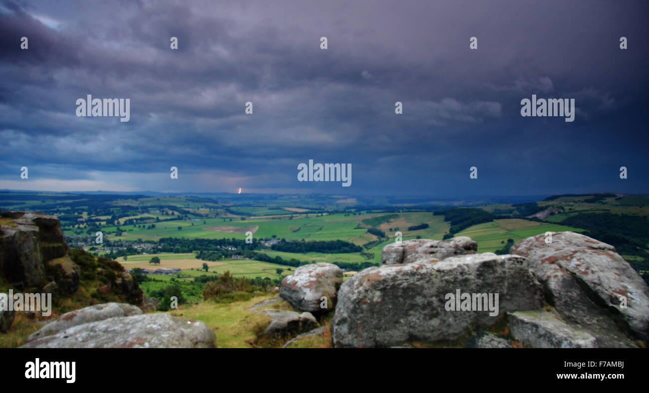 Una tempesta sorge oltre il bordo Baslow nel Parco Nazionale di Peak District, DERBYSHIRE REGNO UNITO Inghilterra Foto Stock