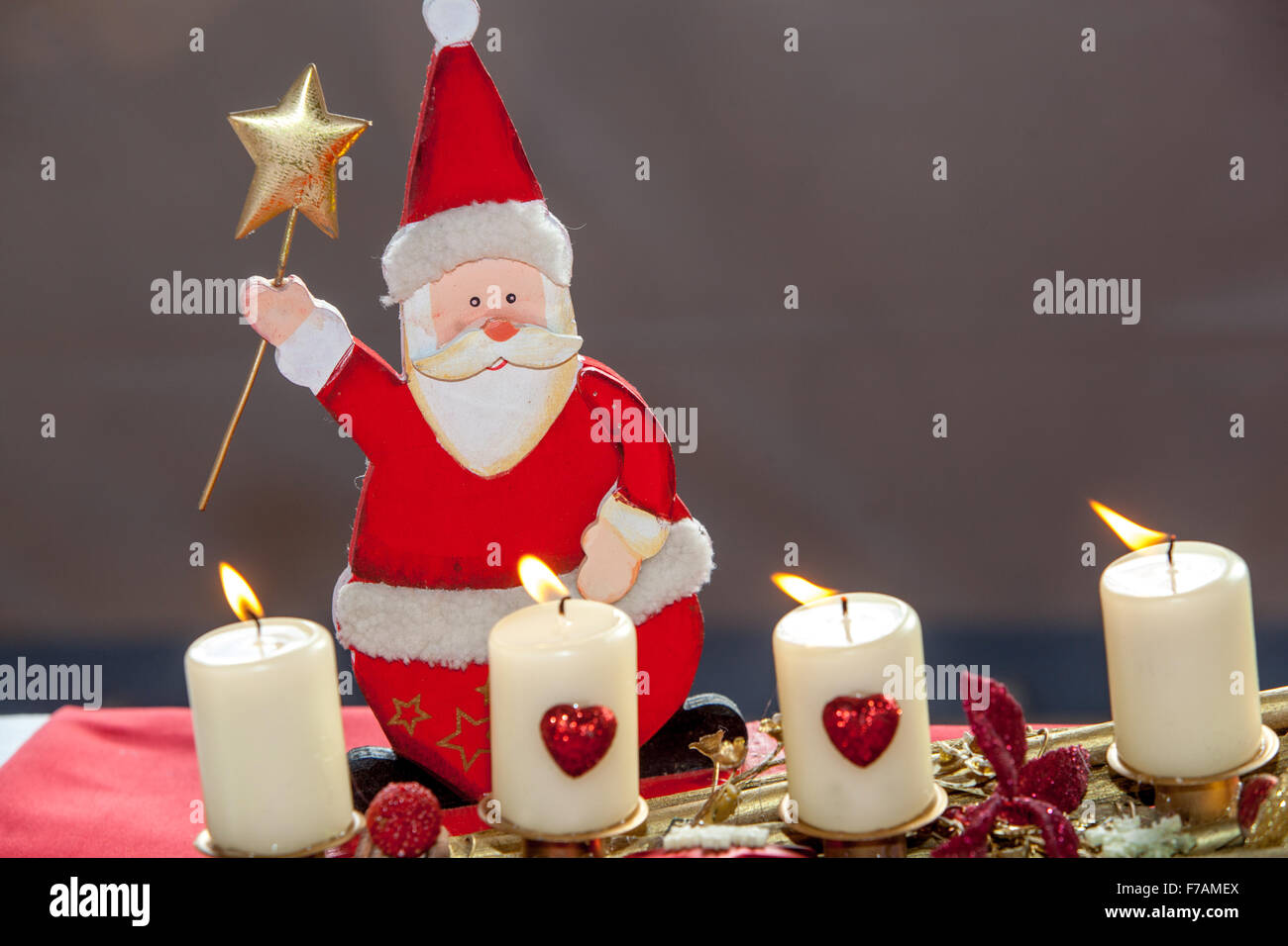 Decorazione di Babbo Natale, candela bruciante Foto Stock