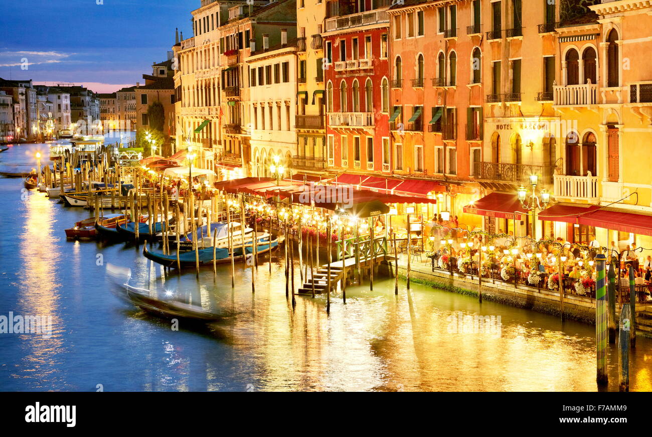Ristorante presso il Grand Canal - vista notturna dal Ponte di Rialto, Venezia, Veneto, Italia Foto Stock