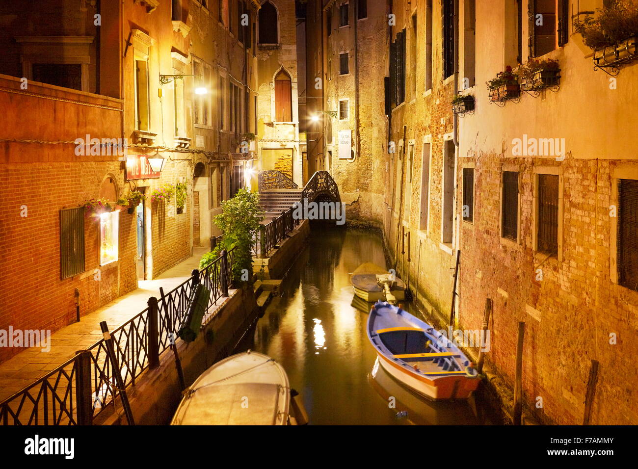 Canale veneziano di notte, Venezia, Italia Foto Stock