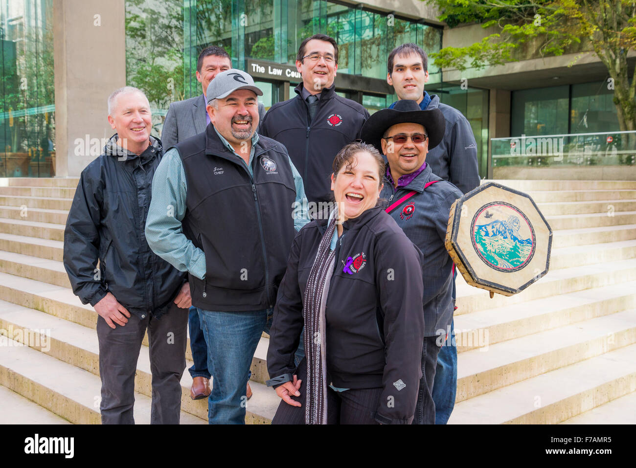 A. C. Capi Indiani con Joe Foy del deserto comitato, al di fuori della legge provinciale tribunali, Vancouver, British Columbia, Canada Foto Stock