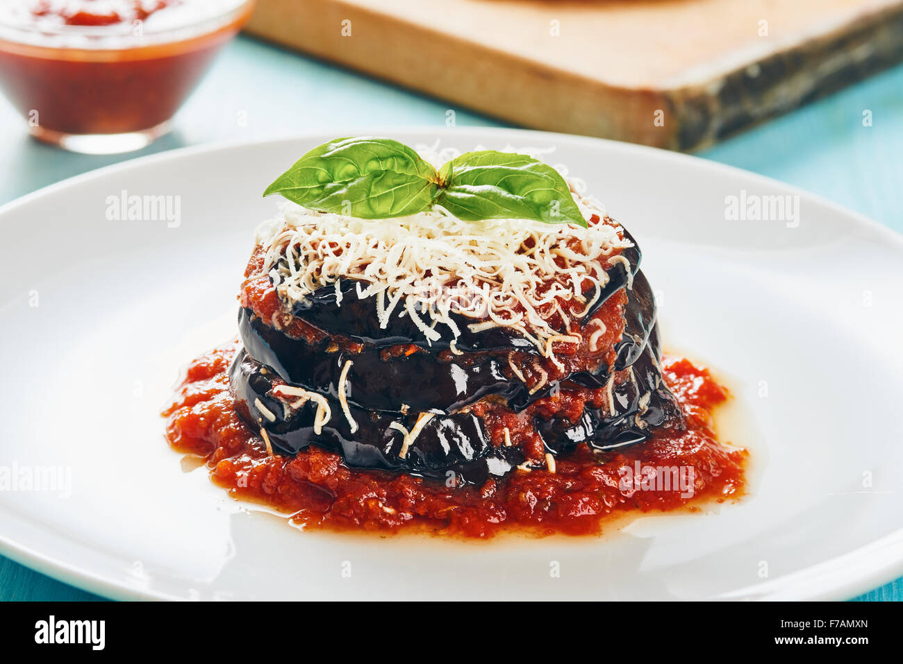 Parmigiana Di Melanzane Melanzane Alla Parmigiana Sulla Piastra Bianca E Blu Tavolo In Legno Foto Stock Alamy