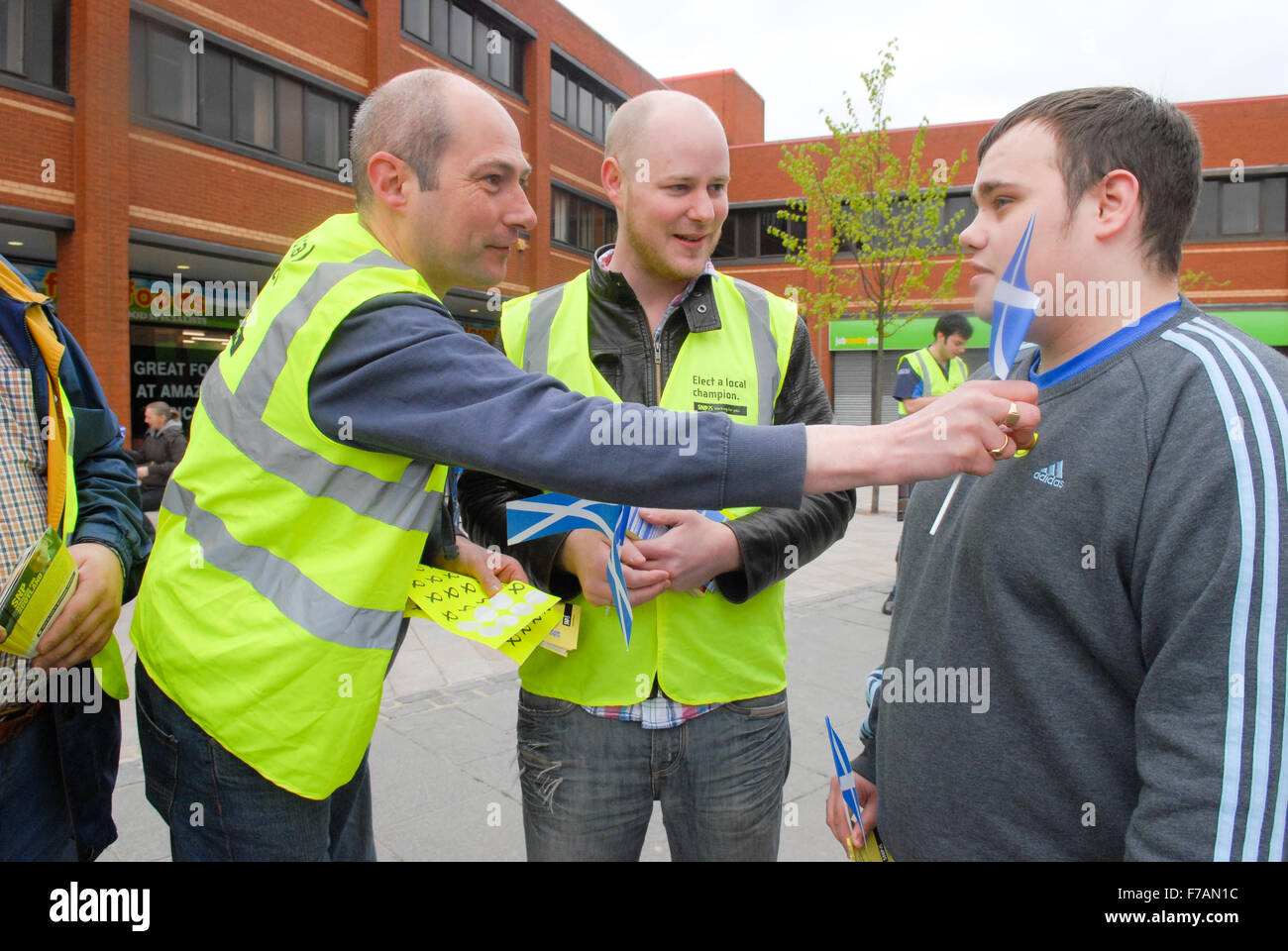 Partito nazionale scozzese (SNP) attivisti parlare agli elettori in Glasgow. Foto Stock