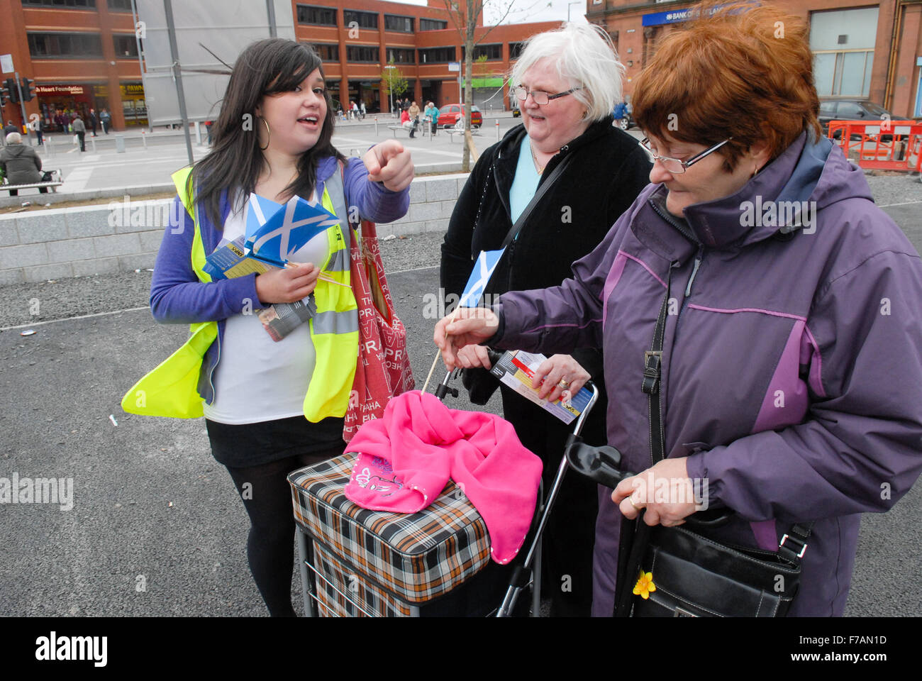 Partito nazionale scozzese (SNP) attivisti parlare agli elettori in Glasgow. Foto Stock