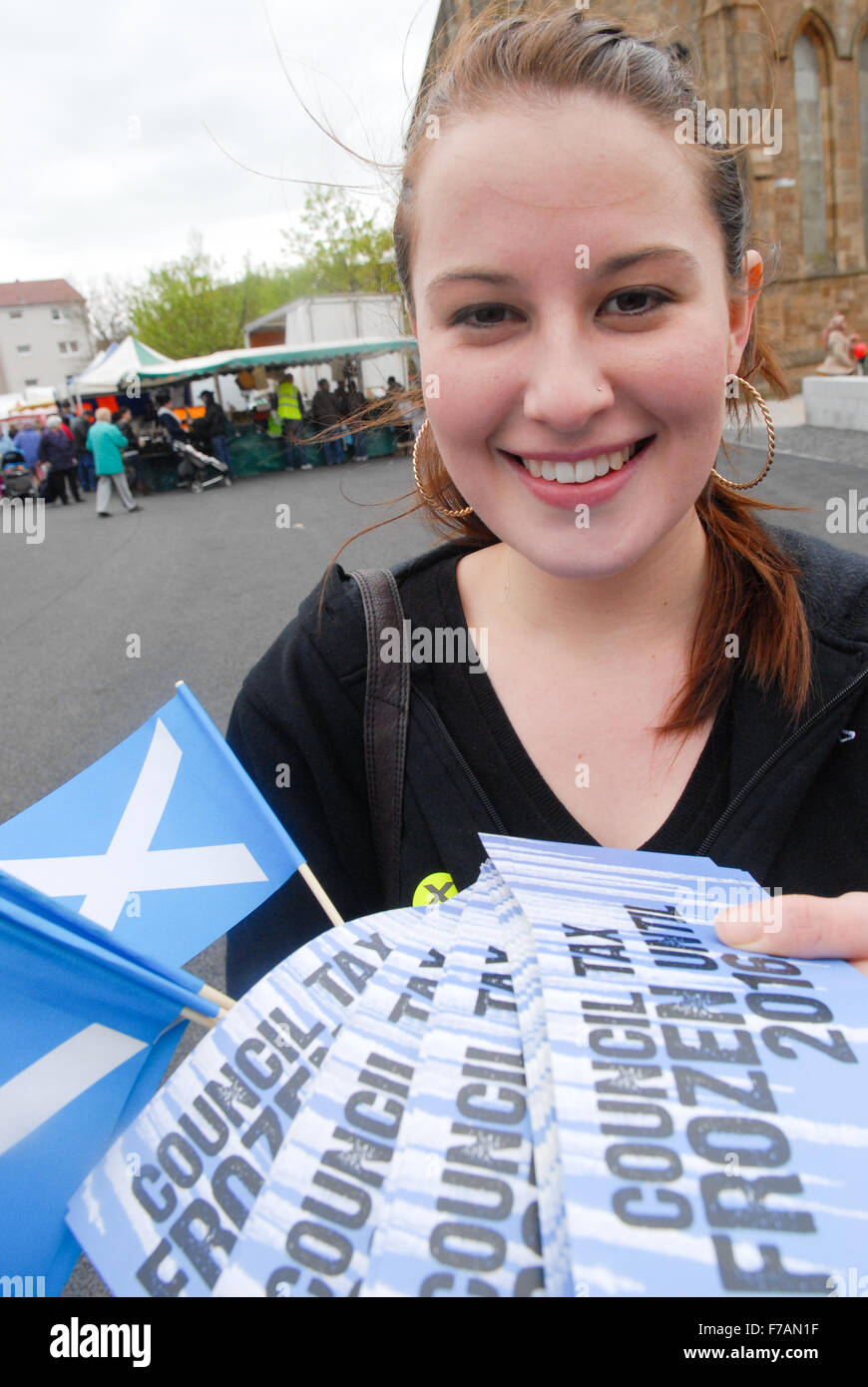 Partito nazionale scozzese (SNP) attivisti parlare agli elettori in Glasgow. Foto Stock