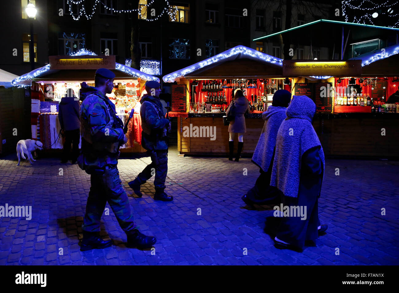 Bruxelles, Belgio. 27 Nov, 2015. Soldati belgi patrol al mercatino di Natale nel centro di Bruxelles, la capitale del Belgio, nov. 27, 2015. Bruxelles " Mercatino di Natale aperto qui il venerdì con alte misure di sicurezza. Credito: Voi Pingfan/Xinhua/Alamy Live News Foto Stock