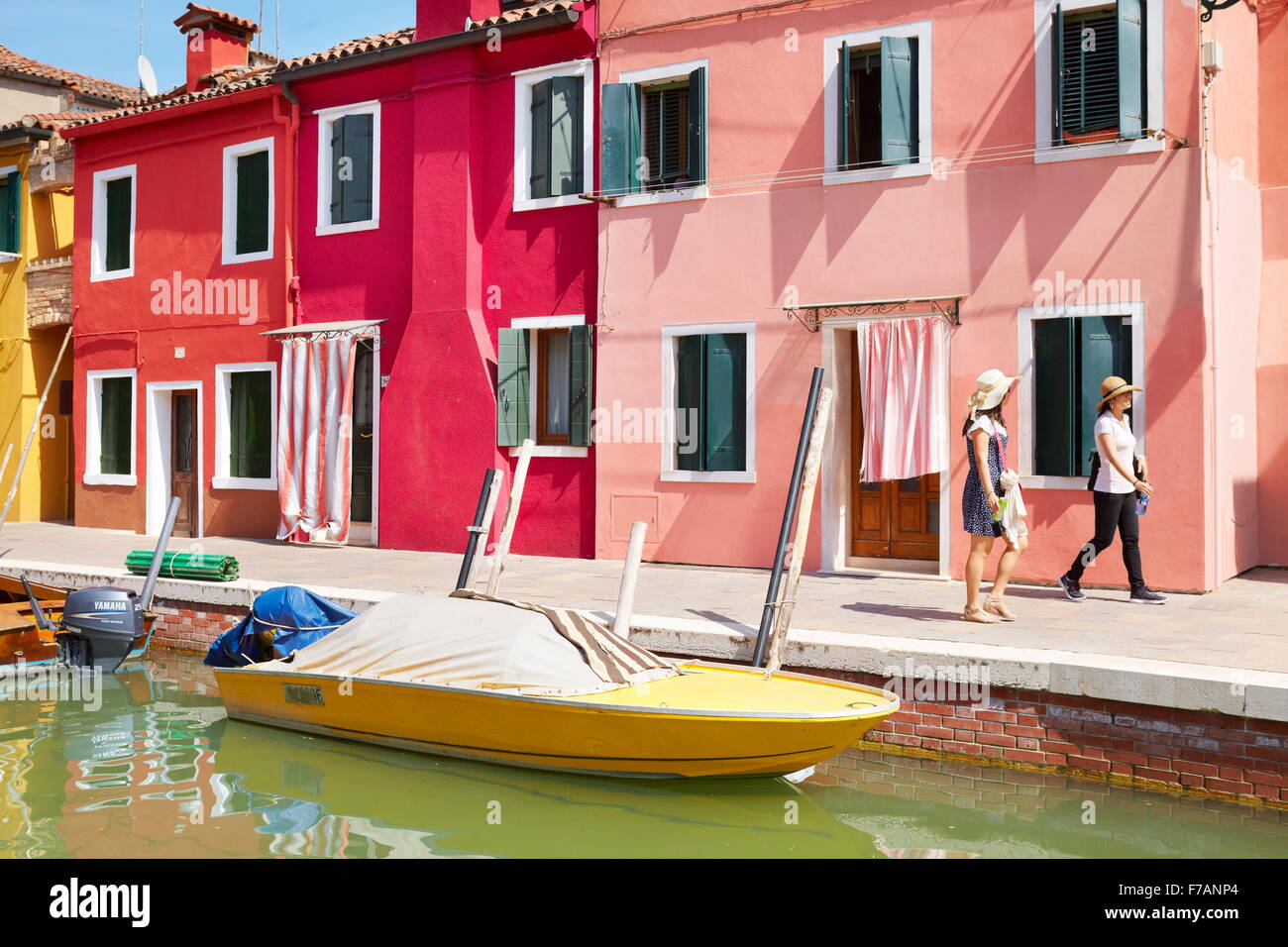 Case colorate nel villaggio di Burano vicino a Venezia (laguna di Burano Island), Italia Foto Stock