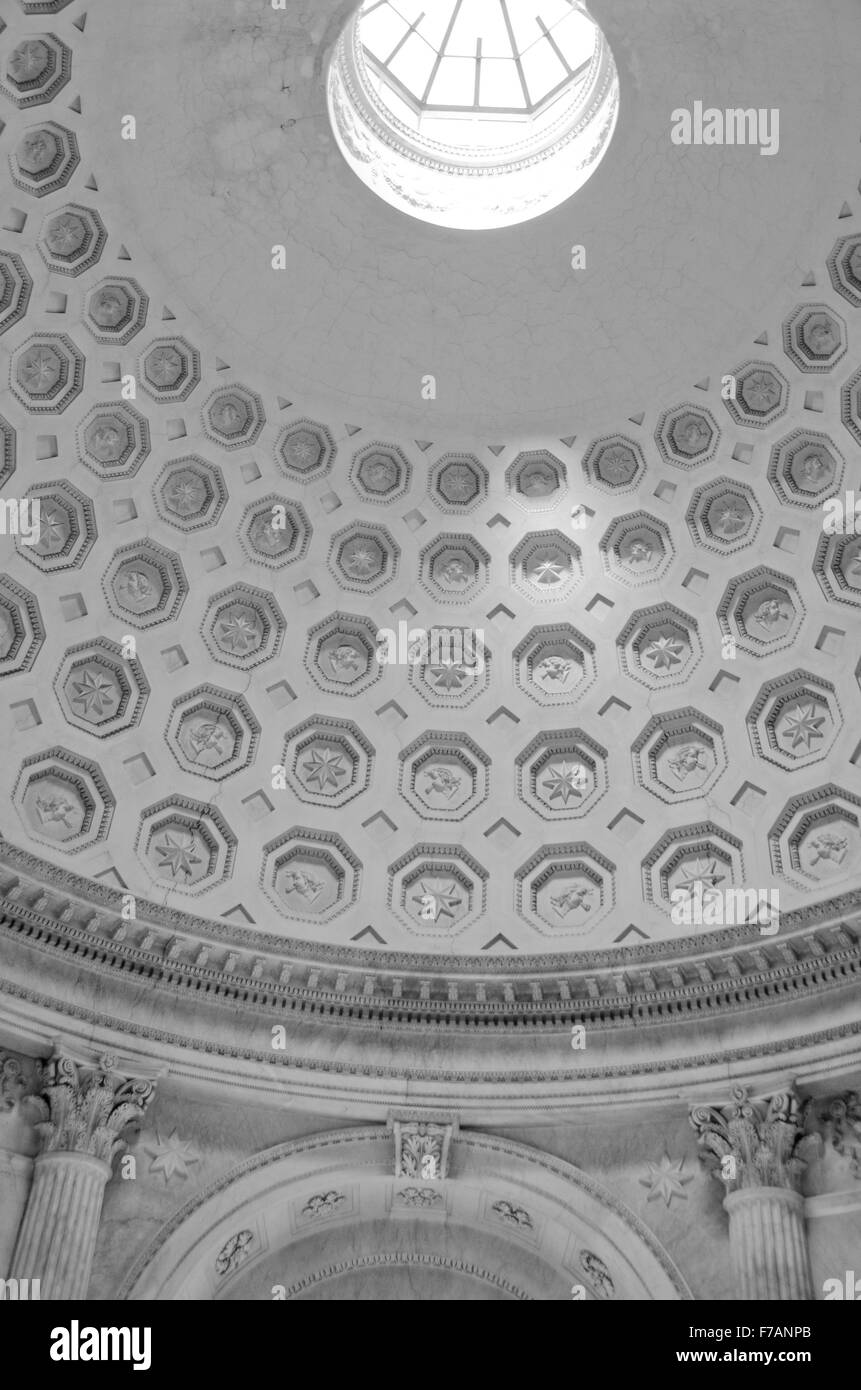Qui raffigurato è un interno di una stanza in Musei Vaticani, con cupola illuminata e bellissimi elementi architettonici. Foto Stock