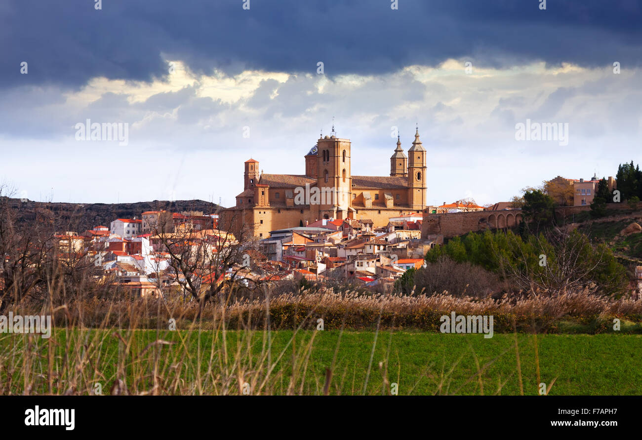 Vista giorno di Santa Maria la Mayor chiesa ad Alcaniz. Spagna Foto Stock