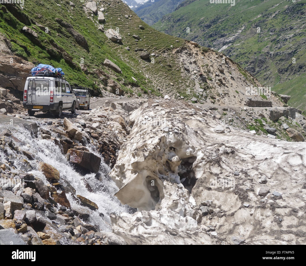 Spiti Valley, Himachal Pradesh - In estate laden Jeep drive da scongelamento di ghiaccio lungo una strada che è impraticabile in inverno Foto Stock
