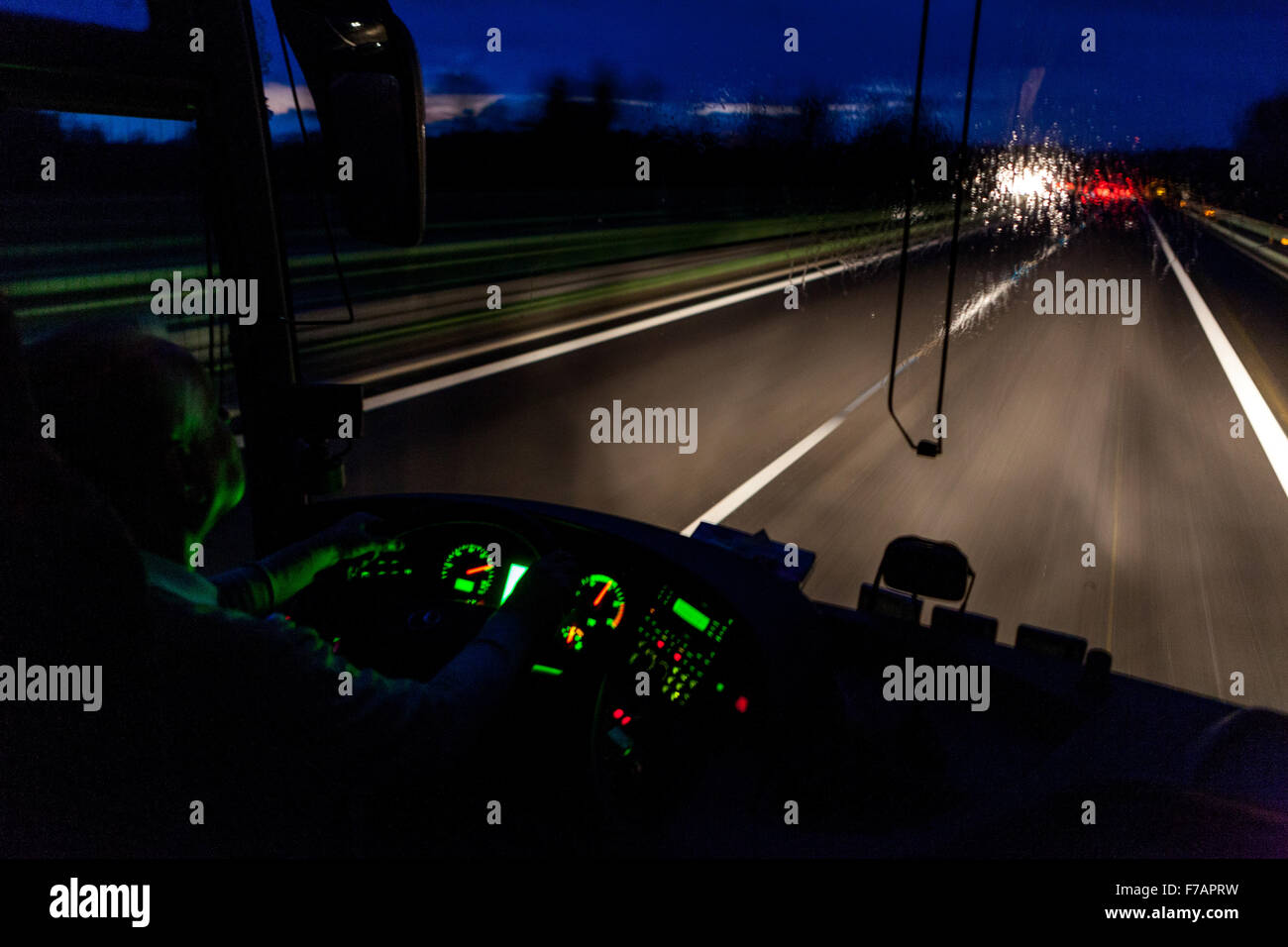 L'autobus vista conducente sull'autostrada, pioggia, notte di guida Repubblica Ceca Foto Stock