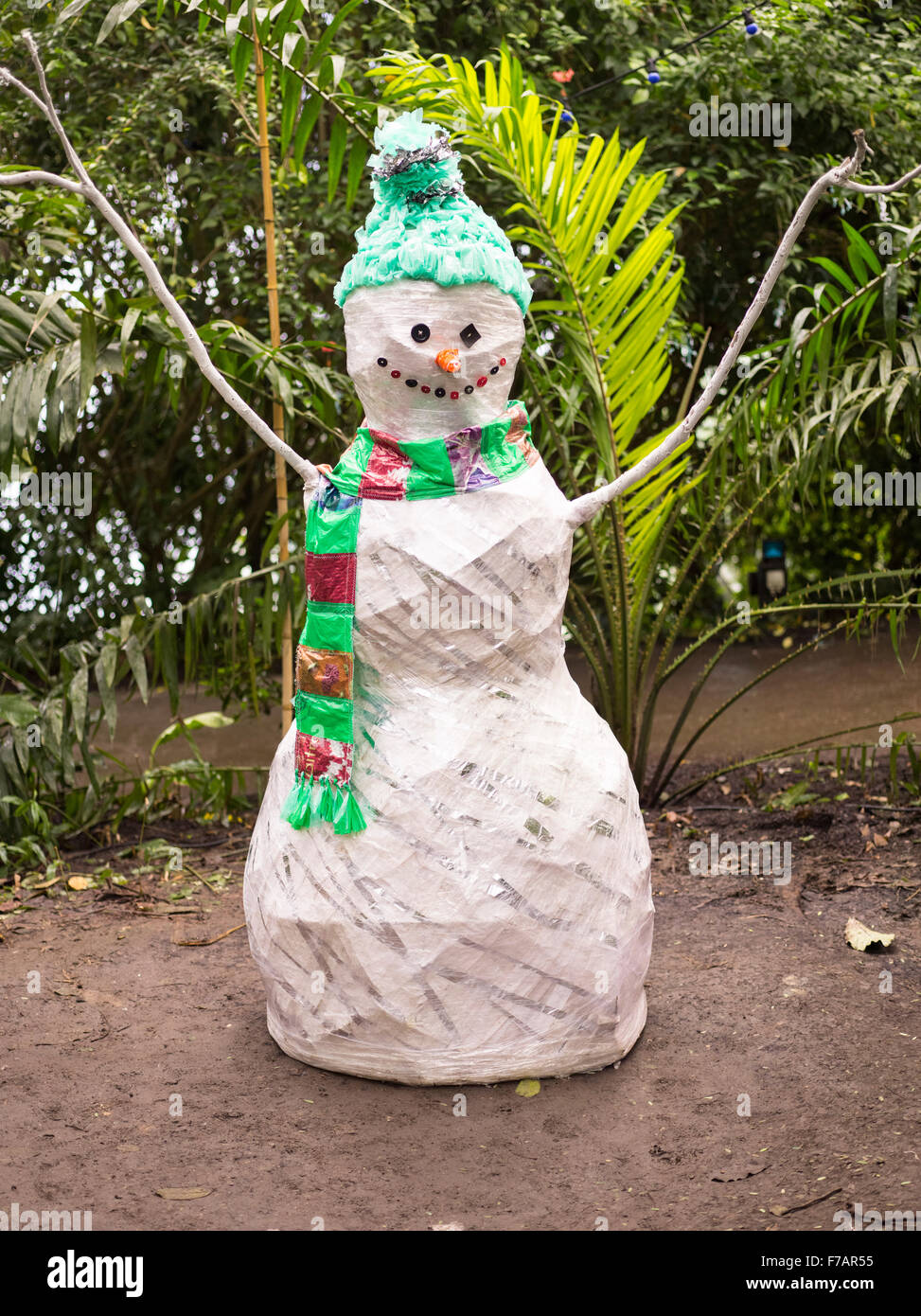 Un pupazzo di neve fatti di materiali diversi in una posizione tropicale Foto Stock