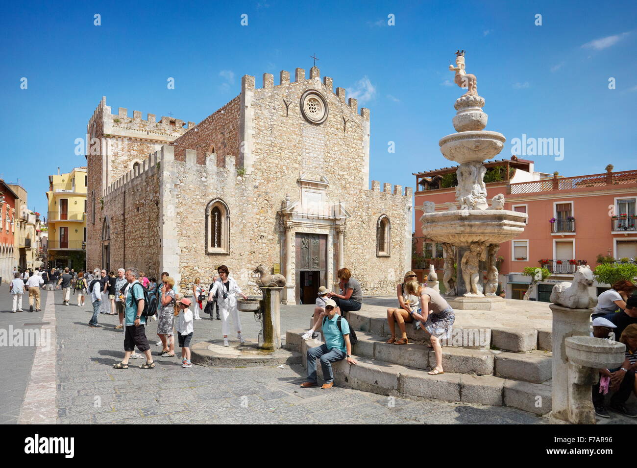 Cattedrale di San Nicola e la fontana barocca, Taormina centro storico, Sicilia, Italia Foto Stock