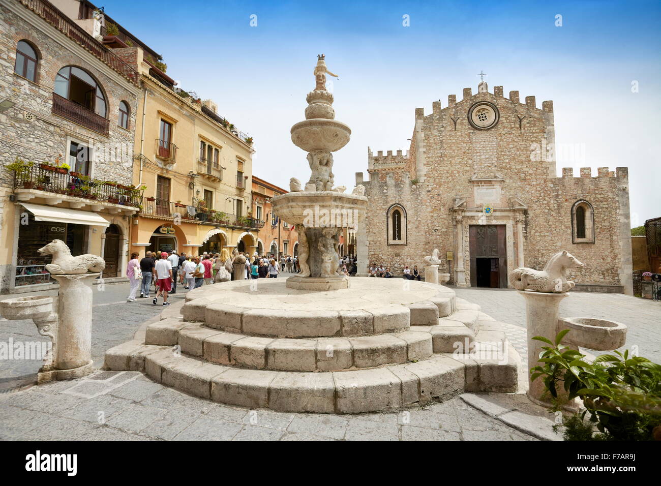 Cattedrale di San Nicola e la fontana barocca, Corso Umberto, Taormina centro storico, Sicilia, Italia Foto Stock
