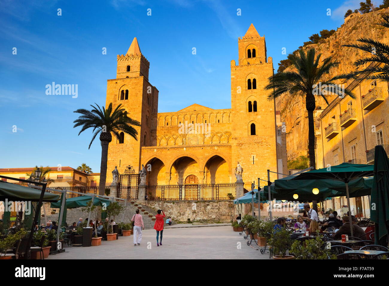 Cefalu - Cattedrale al tramonto del tempo, isola di Sicilia, Italia Foto Stock