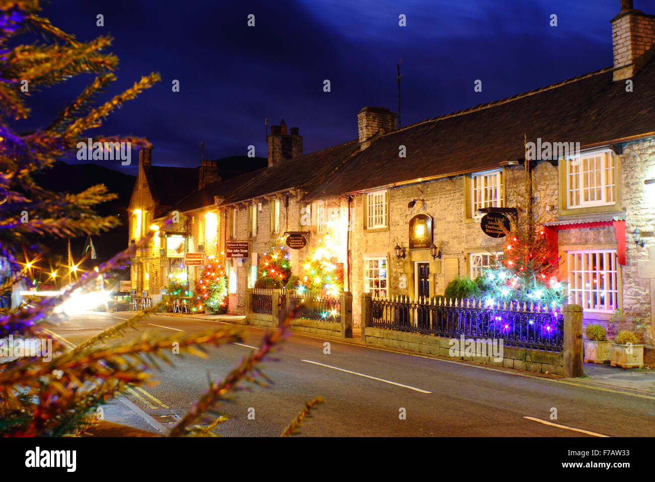 Decorate di alberi di Natale la linea la strada principale di Castleton; un tradizionale villaggio britannico nel Peak District, DERBYSHIRE REGNO UNITO Foto Stock