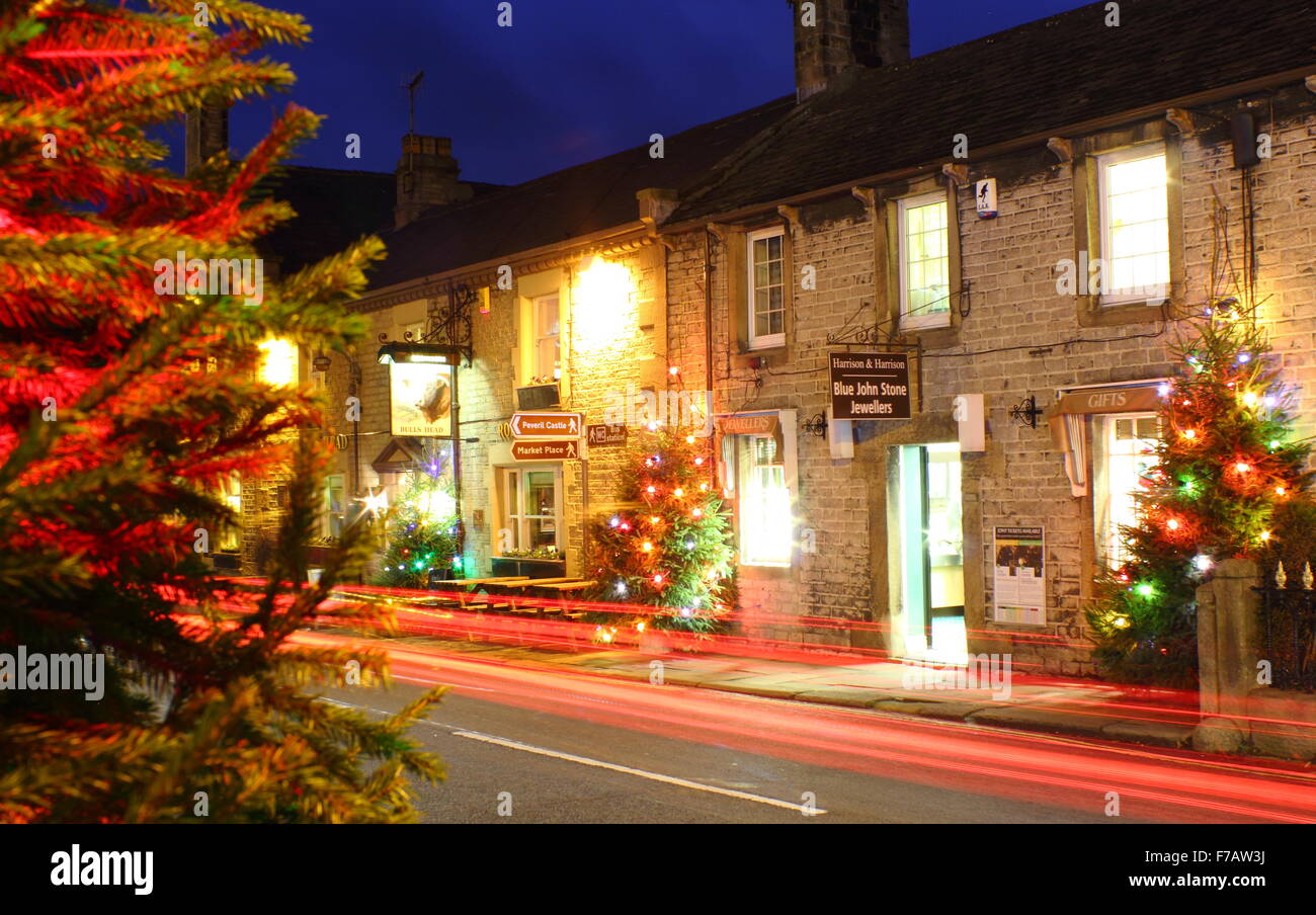 Decorate di alberi di Natale la linea la strada principale di Castleton; un tradizionale villaggio britannico nel Peak District, DERBYSHIRE REGNO UNITO Foto Stock