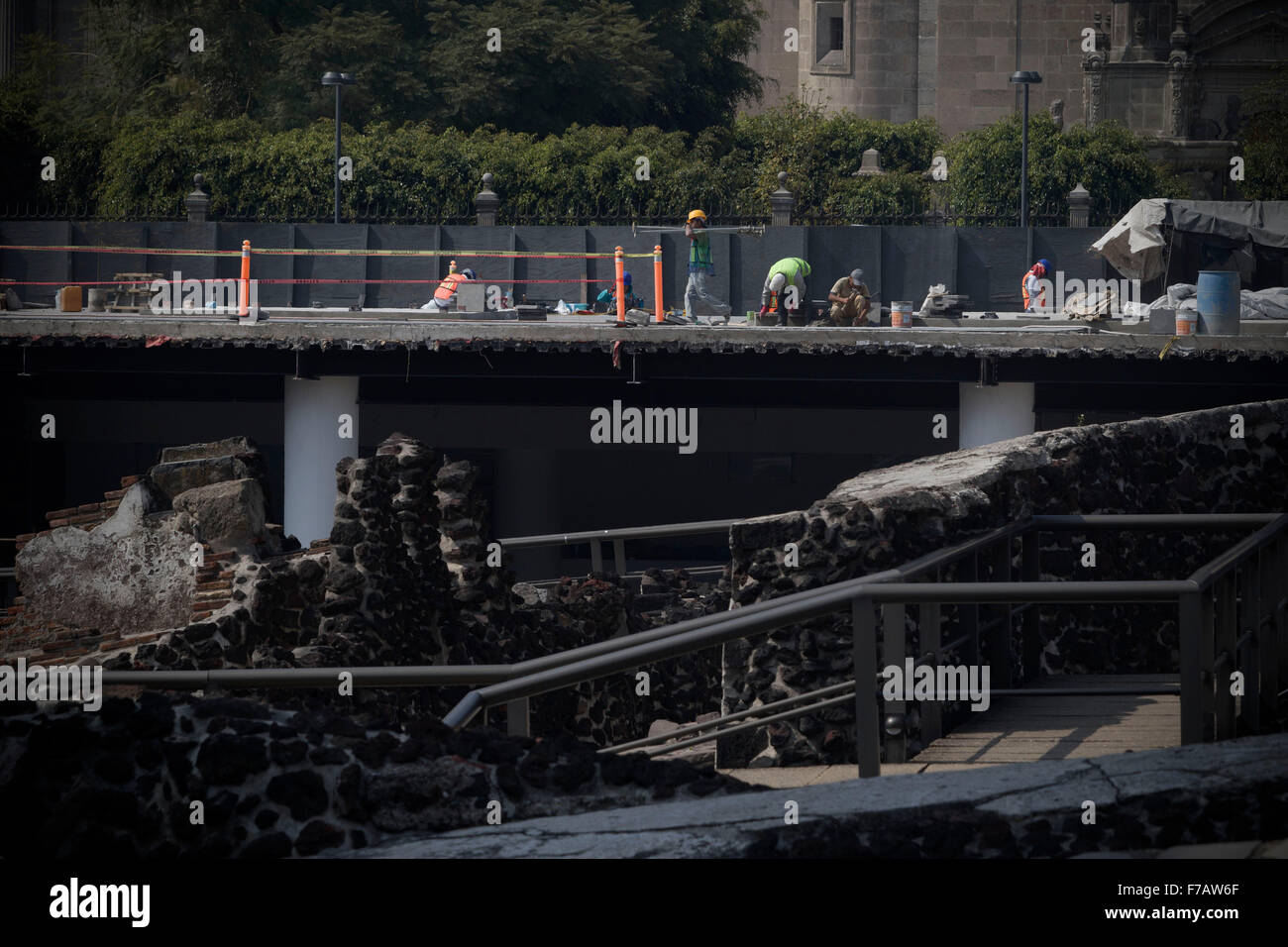 (151127) -- CITTÀ DEL MESSICO, nov. 27, 2015 (Xinhua) -- Immagine presa il 9 novembre 26, 2015 mostra i dipendenti che lavorano nelle opere di espansione del Templo Mayor (grande tempio) in Città del Messico, capitale del Messico. Nel 1987, il centro storico di Città del Messico con i suoi quasi 1.500 edifici e Templo Mayor, è stato dichiarato Patrimonio Mondiale dall'Organizzazione delle Nazioni Unite per l'Educazione, la scienza e la Cultura (UNESCO). Come parte della manutenzione del patrimonio di siti archeologici di Città del Messico, vi è un nuovo accesso ad essere costruita per il Templo Mayor, per permettere al pubblico di venire giù e guardare Foto Stock